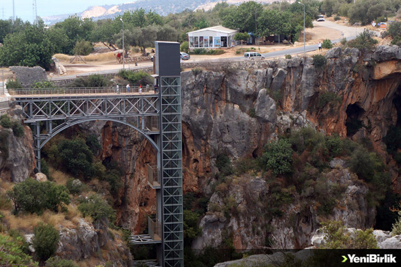 'Seyahatsever' gençler Mersin'de deniz ve kültür turizmini bir arada tattı