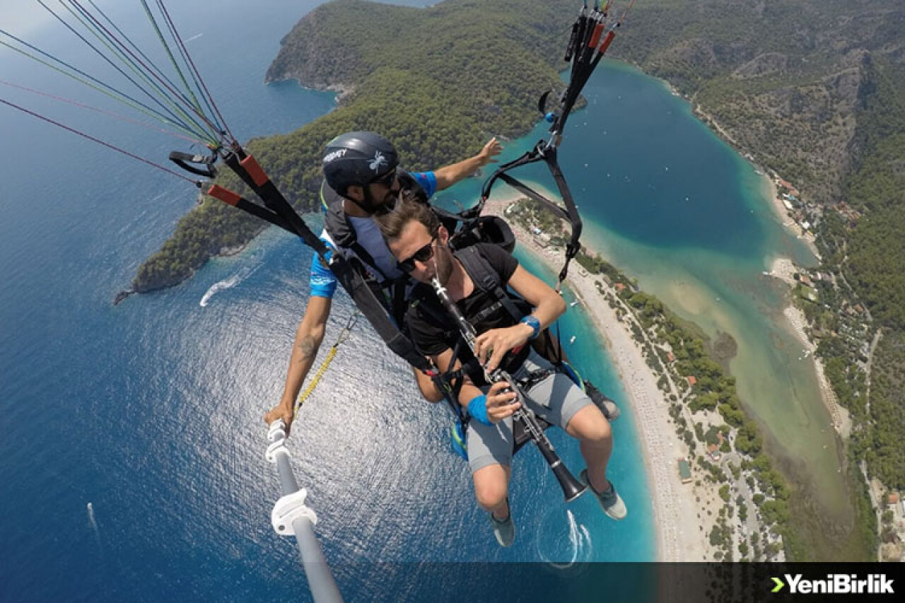 Paraşütle 800 Metreye Çıktı: Havada Klarnet Çaldı