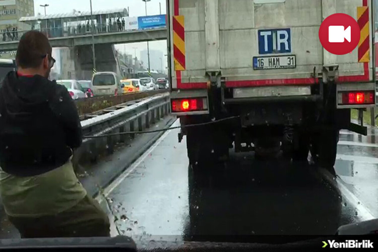 Kendini Tırın Arkasına Bağladı; Trafiği Birbirine Kattı