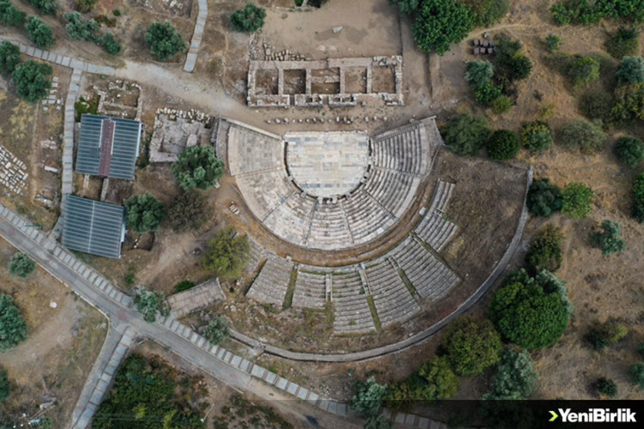 Metropolis'te 1800 yıllık kamusal yapı bulundu