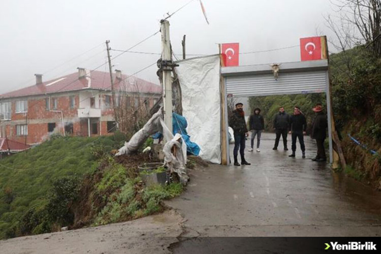 Koronavirüsten korunmak için mahalle yolunu kepenkle kapatarak önlem aldılar