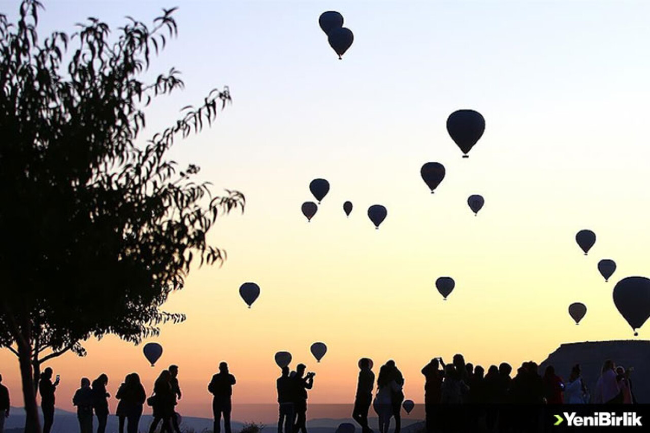 Kapadokya'da balonları izlemek isteyen turistler tepelere akın ediyor