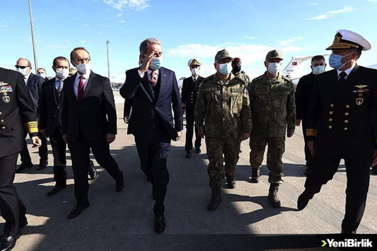 Hulusi Akar Deniz Kuvvetlerinin yeni uçağında inceleme yaptı