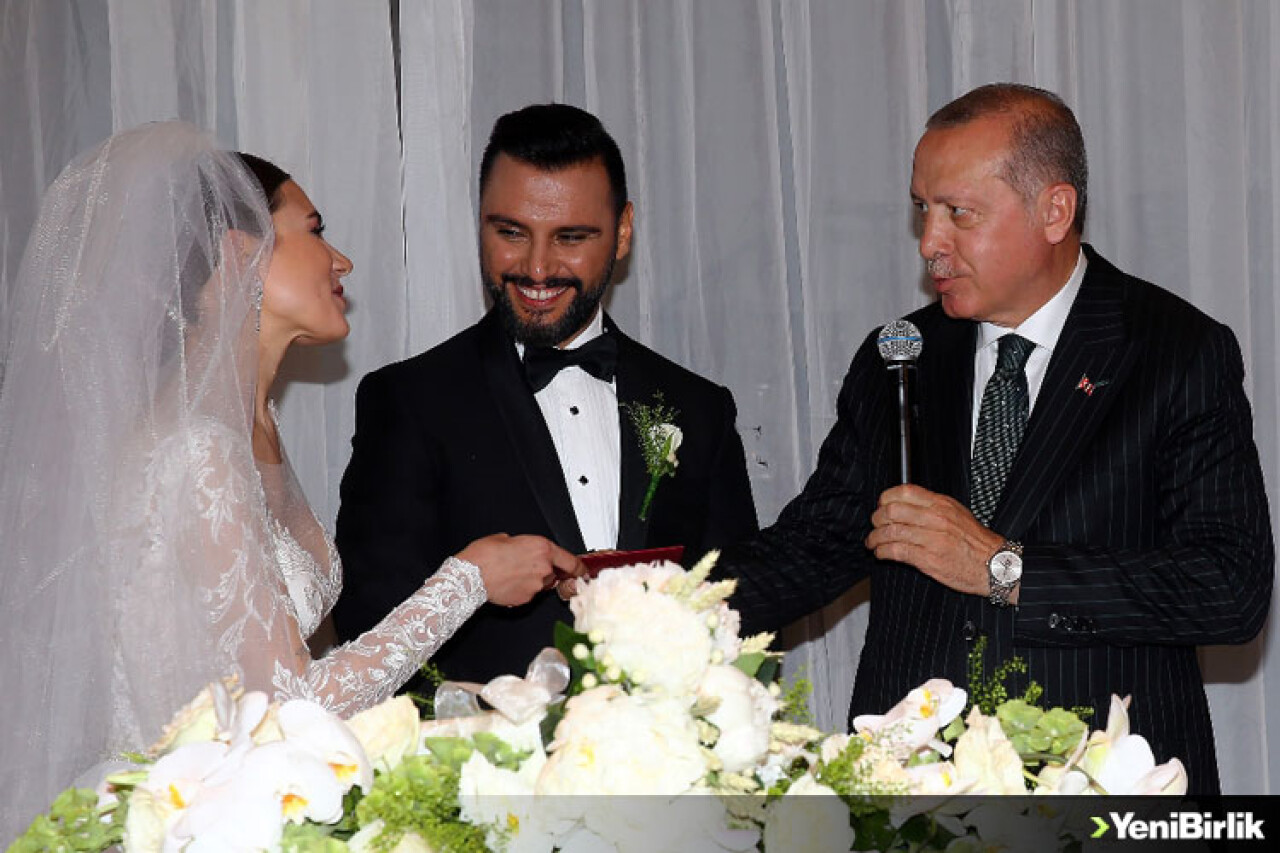 Evlilik Cüzdanını Geline Verdi