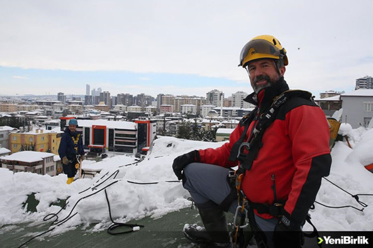 Dağcılar hobilerini çatılardaki karla gelire çevirdi