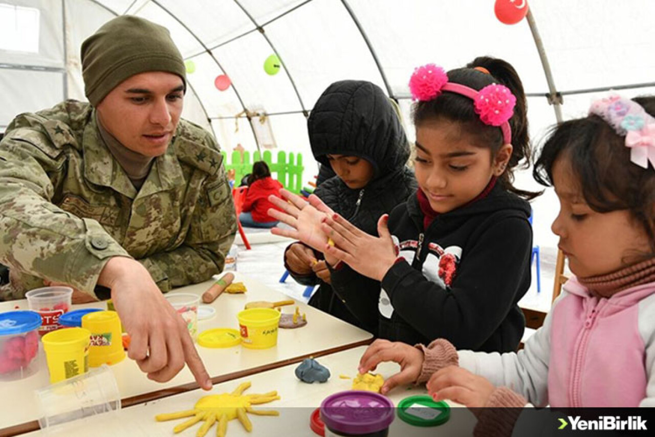 Mehmetçiğin kurduğu çadırlarda çocuklar etkinliklerle depremin etkisinden uzaklaşıyor