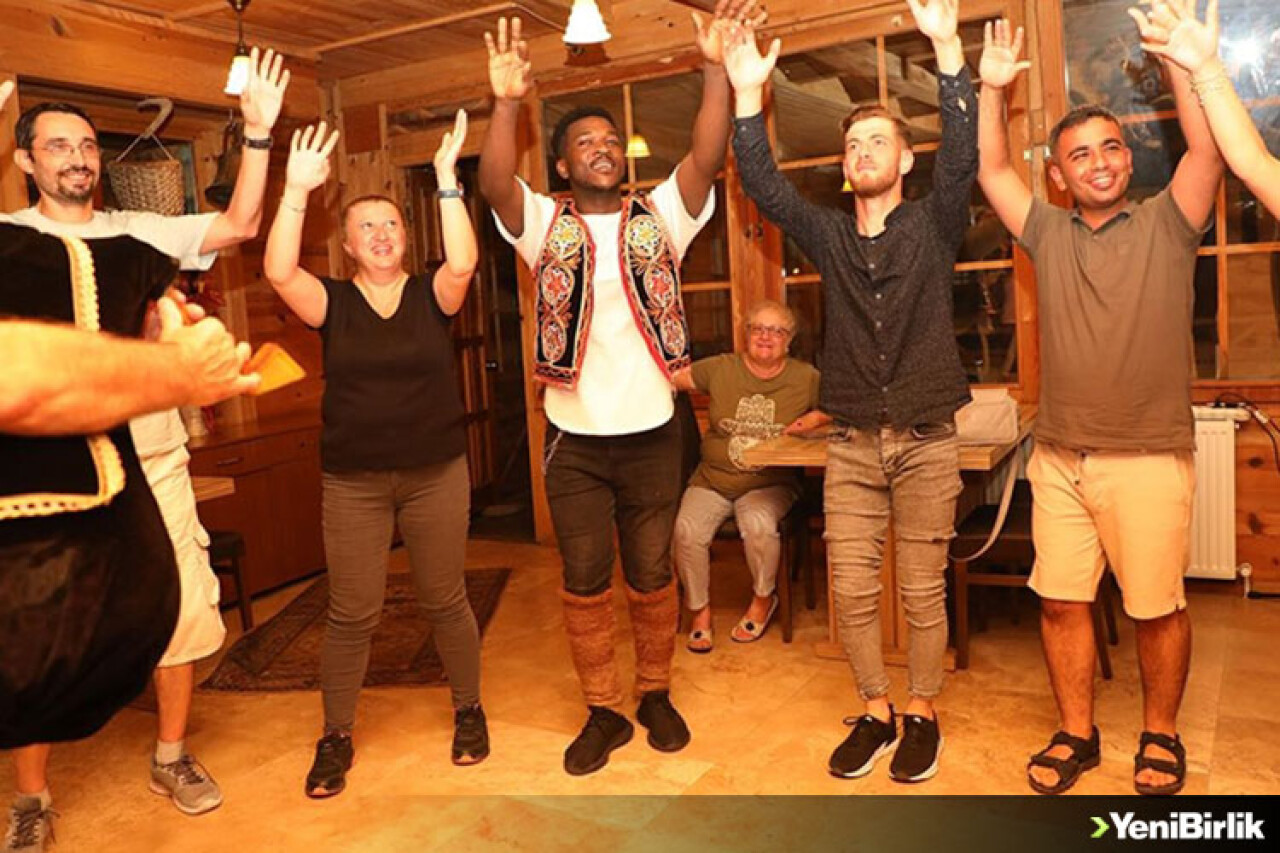 Ganalı doktor adayı, horon oynadığı videolarıyla Karadeniz kültürünü tanıtıyor