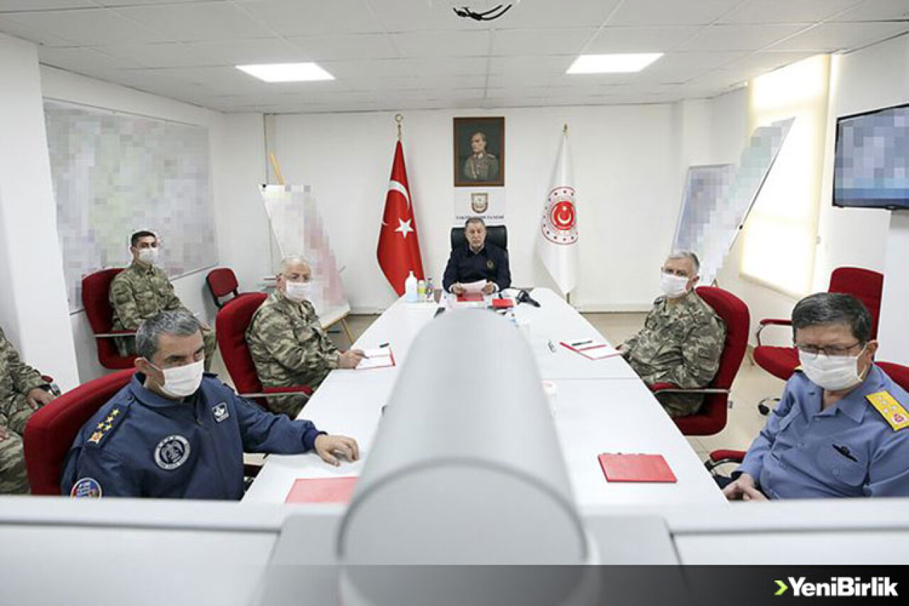 Hulusi Akar ve TSK'nın komuta kademesinden sınır hattında bayram