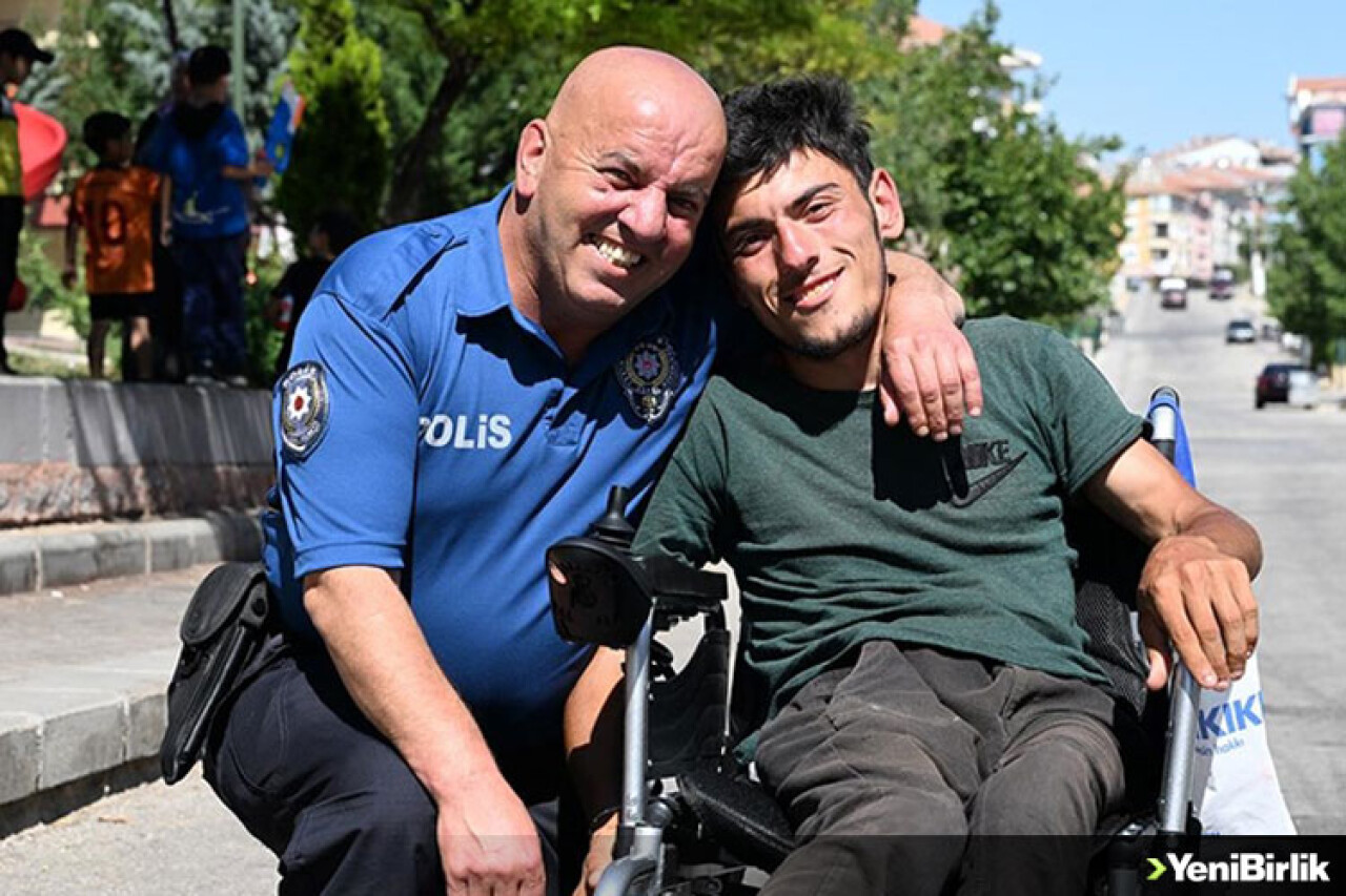 Polis memuru, para toplayıp akülü sandalye aldığı engelli gençle buluştu