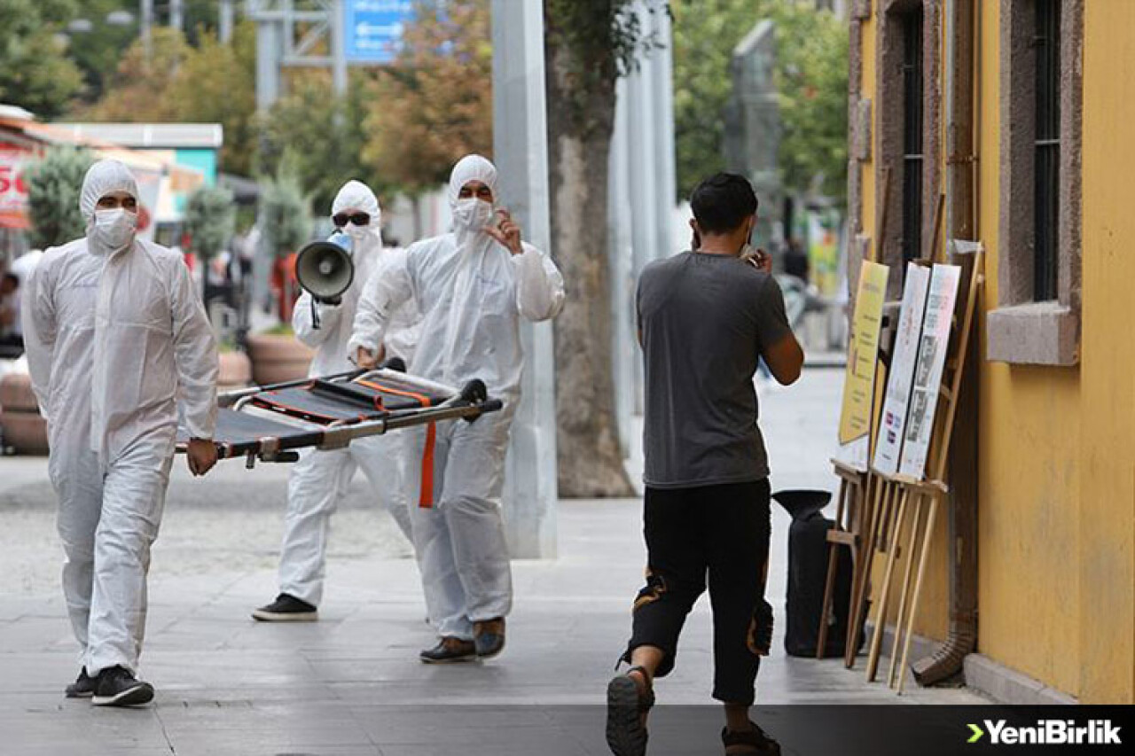 Maske takmayanların önüne sedye ile çıkarak farkındalık oluşturmaya çalıştılar