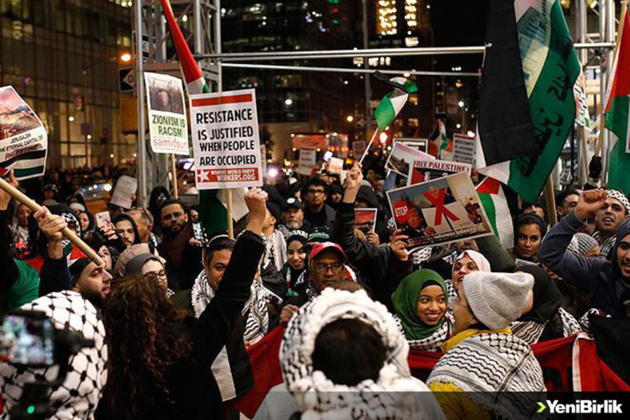 New York'un ünlü Times Meydanında binlerce kişi ABD'nin Kudüs kararını protesto etti