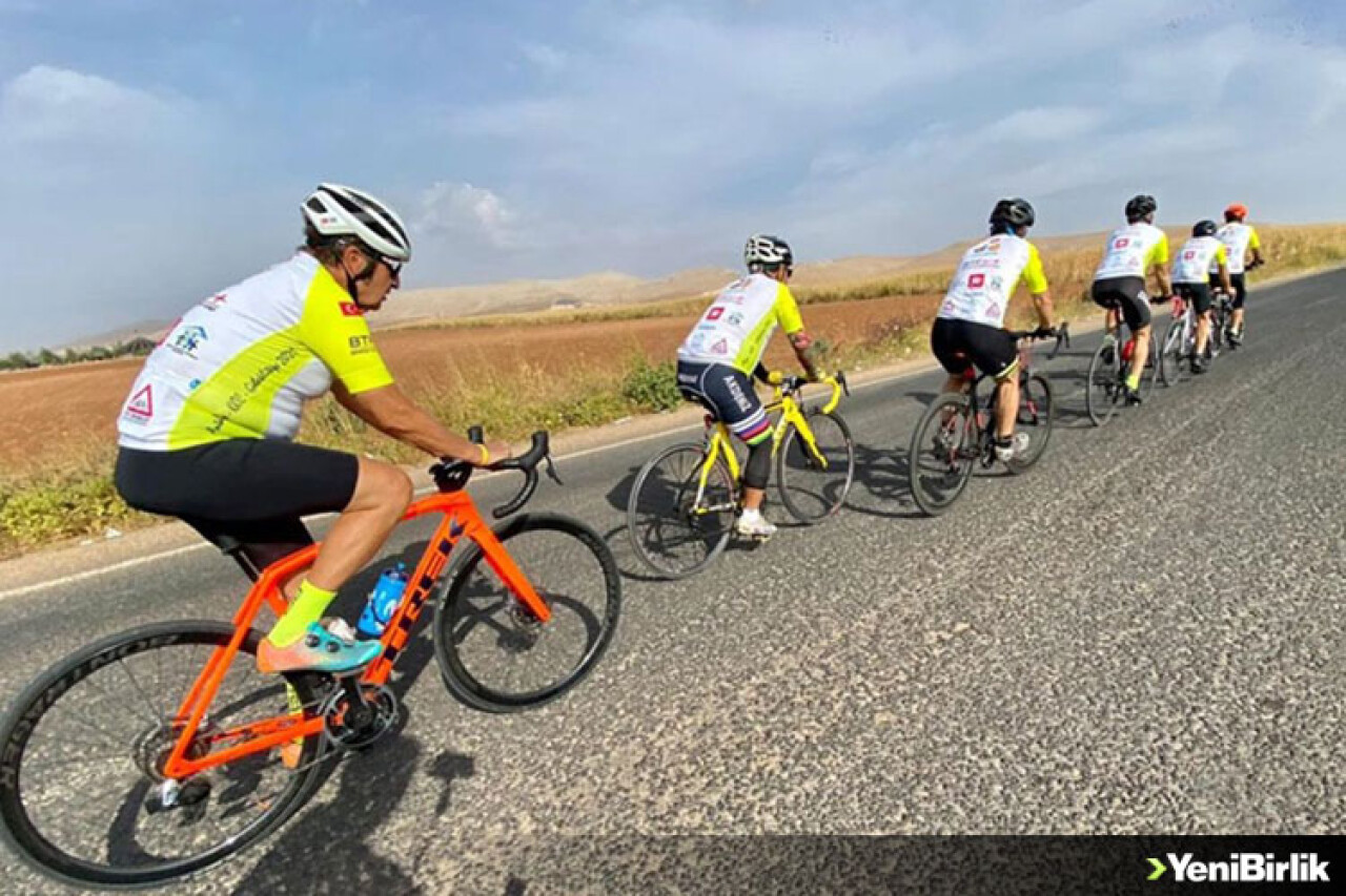 Hayırseverlerin yardımlarını çocuklara 1200 kilometre pedal çevirerek dağıttılar