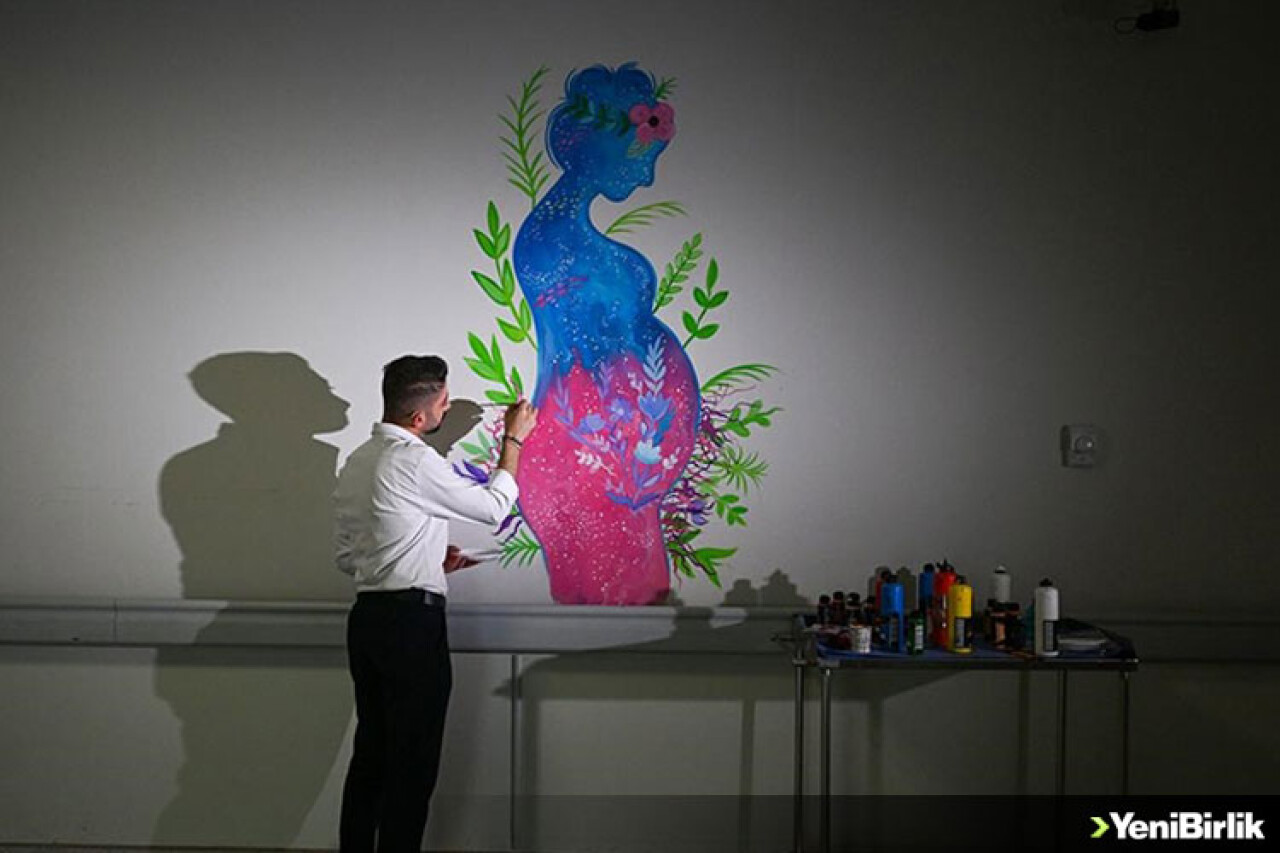 Çalıştığı hastanenin duvarlarını resimlerle süsleyen engelli temizlik görevlisi resim öğretmeni oldu