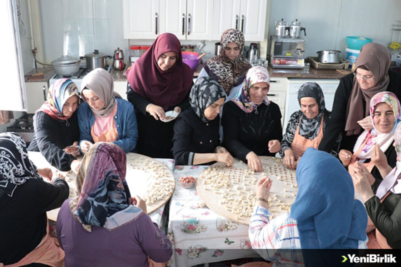 İşitme engelli kadınlar, ihtiyaç sahiplerinin yüzünü güldürmek için kolları sıvadı