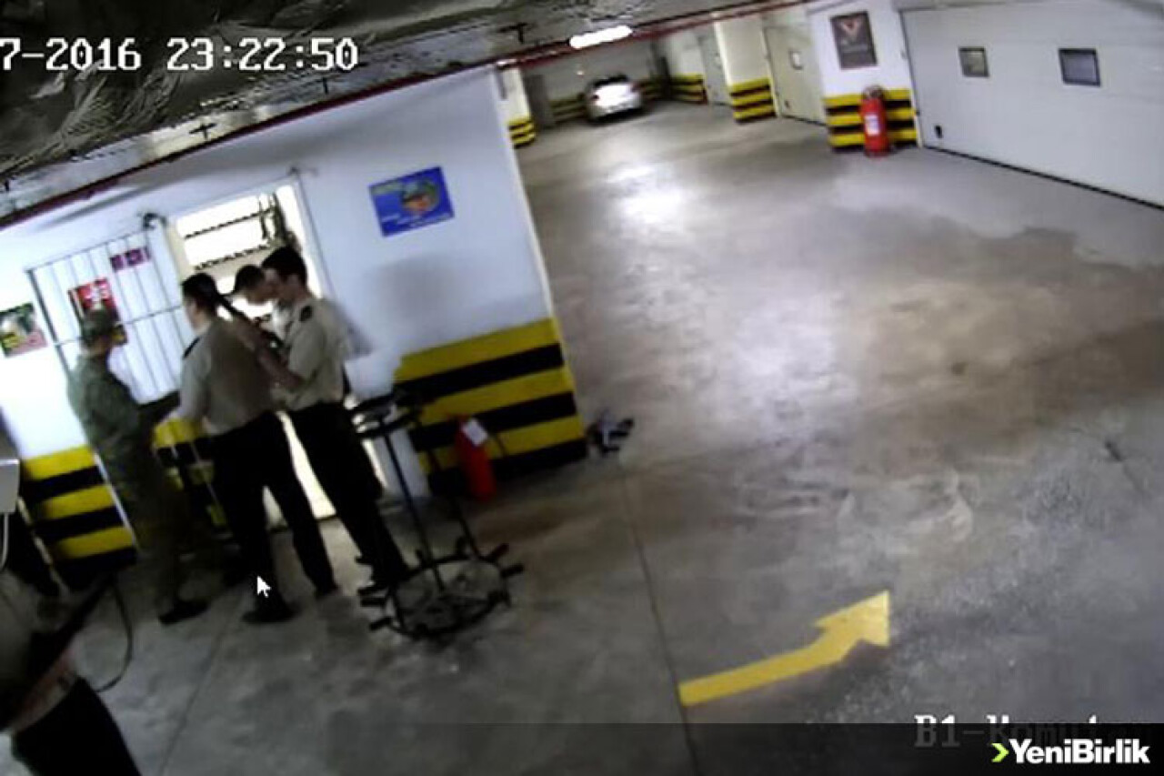 Darbecilerin Silah Ve Mühimmatı Yağmaladığı Görüntüler Ortaya Çıktı