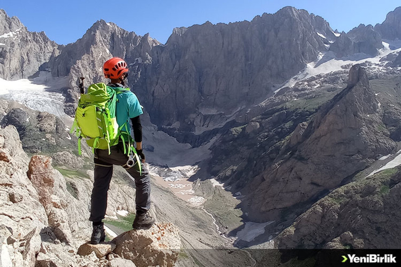 Milli dağcı Tunç Fındık, Hakkari'de kaya tırmanışı yaptı