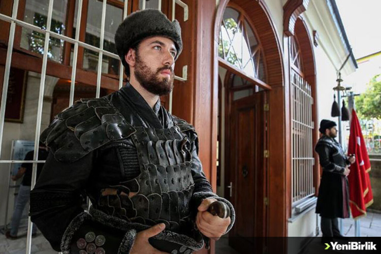 Osman Gazi Türbesi'ndeki saygı nöbeti ziyaretçileri duygulandırıyor