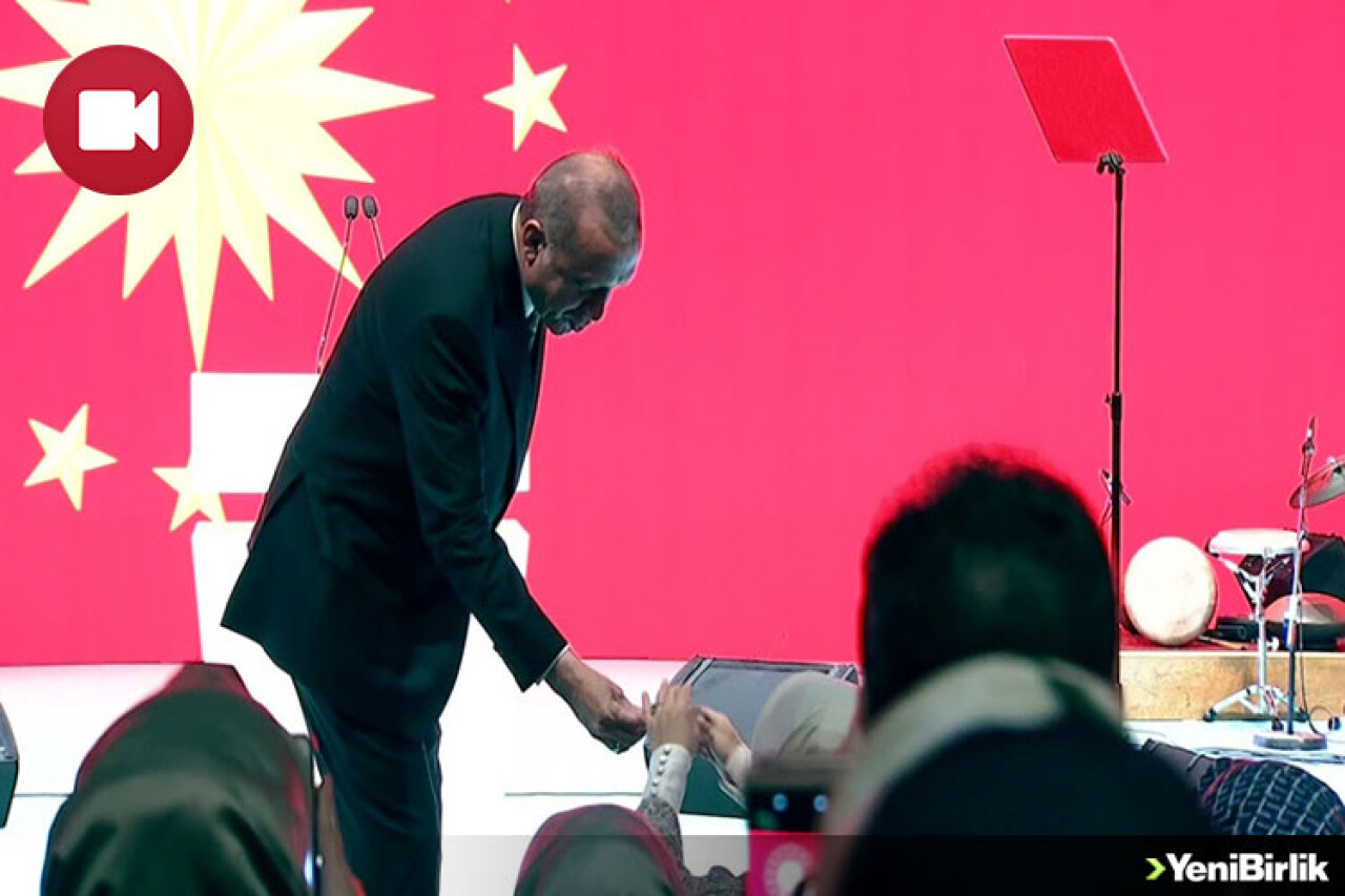 Cumhurbaşkanı Erdoğan Eşine Zeytin Dalı Verdi