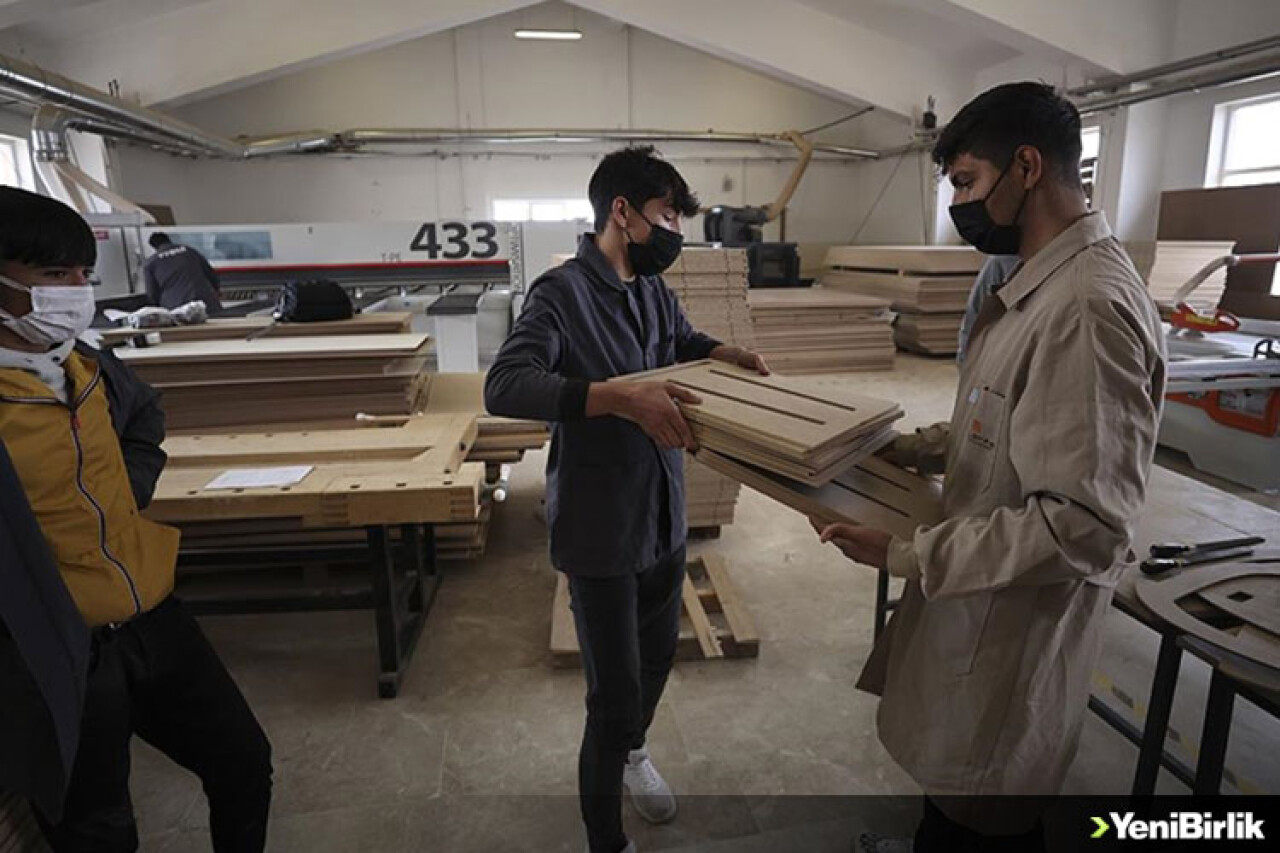 Meslek liseliler mezun olmadan mobilya sektörünün aranan elemanı oluyor
