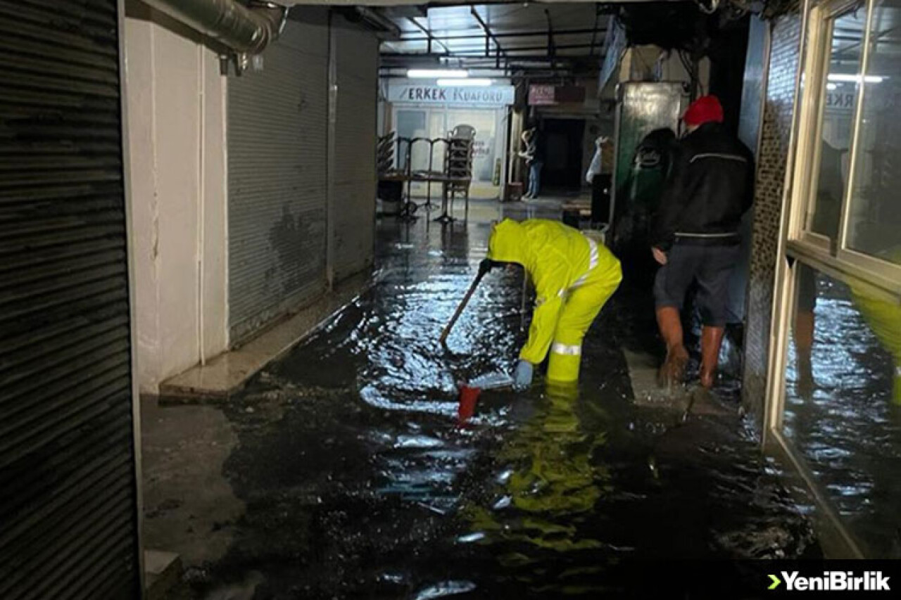 İzmir'de sağanak nedeniyle su baskınları meydana geldi