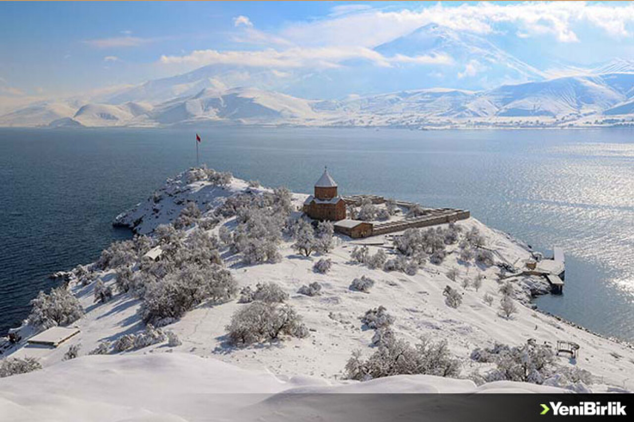 Akdamar Adası kar yağışıyla beyaza büründü