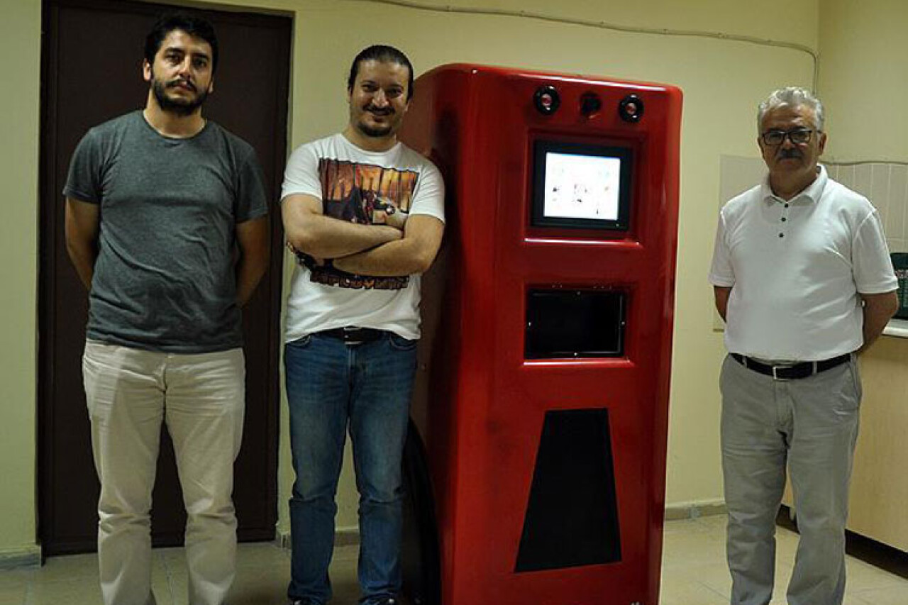 Robot 'HAYAMOR' hastaya ilacını ve suyunu verecek