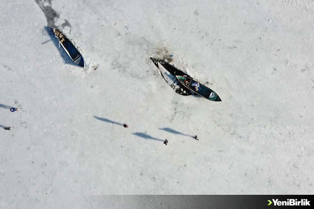 Büyük kısmı donan Beyşehir Gölü'nün balıkçıları buzların erimesini bekliyor