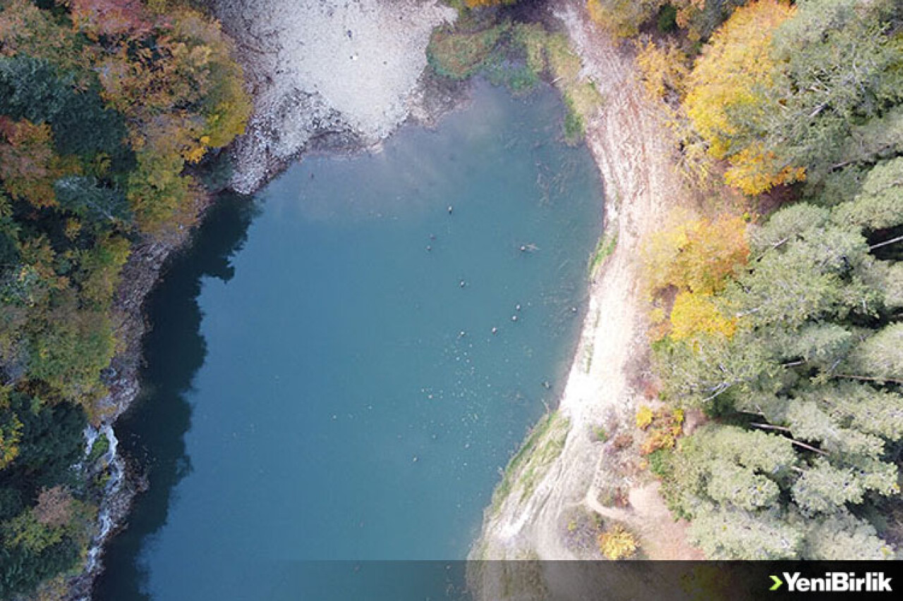 Bolu Sülüklü Göl'de sonbaharın renkleri drone ile görüntülendi