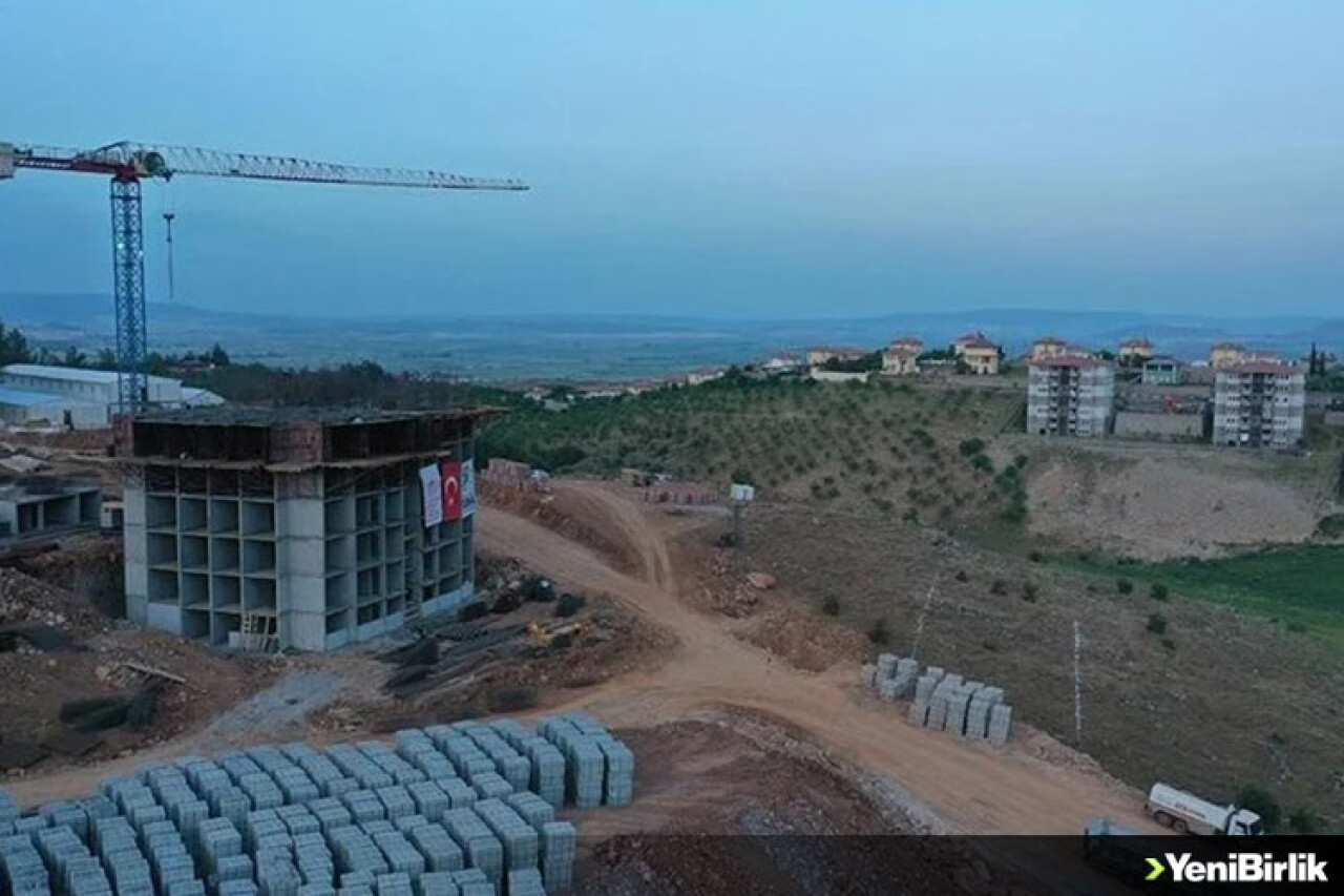 Deprem konutları inşaatında mesai gece gündüz sürüyor