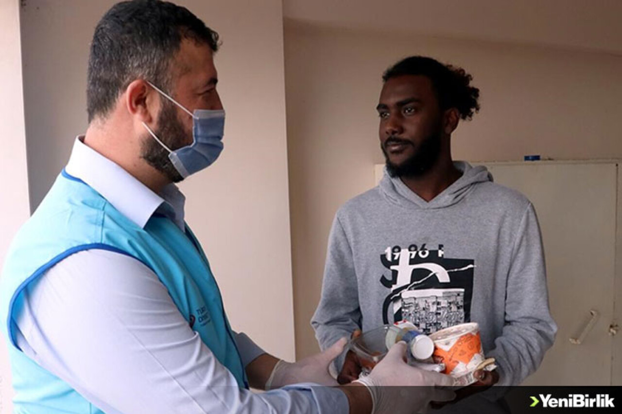 Yabancı öğrenciler gönüllülerin ve yardımseverlerin katkılarıyla hazırlanan yemeklerle oruç açıyor