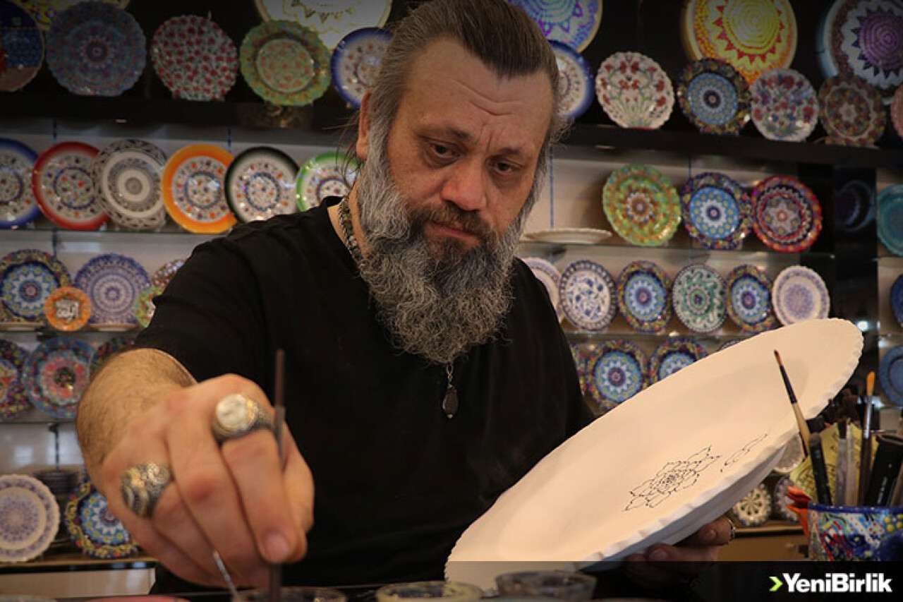 Kütahyalı çini ustası eserlerini resim ve gravürle zenginleştiriyor
