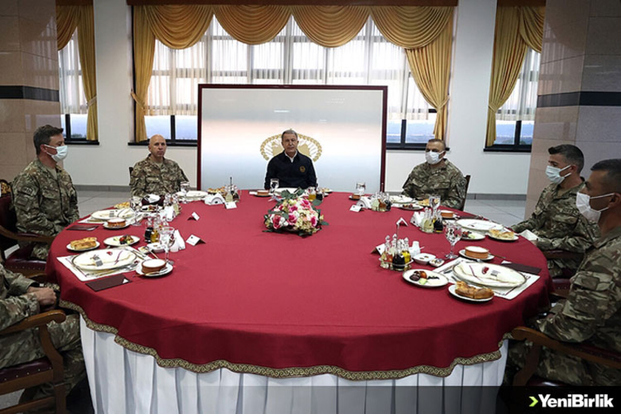 Milli Savunma Bakanı Akar bordo berelilerle iftar yaptı