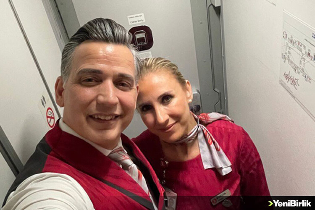 Kabin memuru çiftten havada anlamlı mesaj