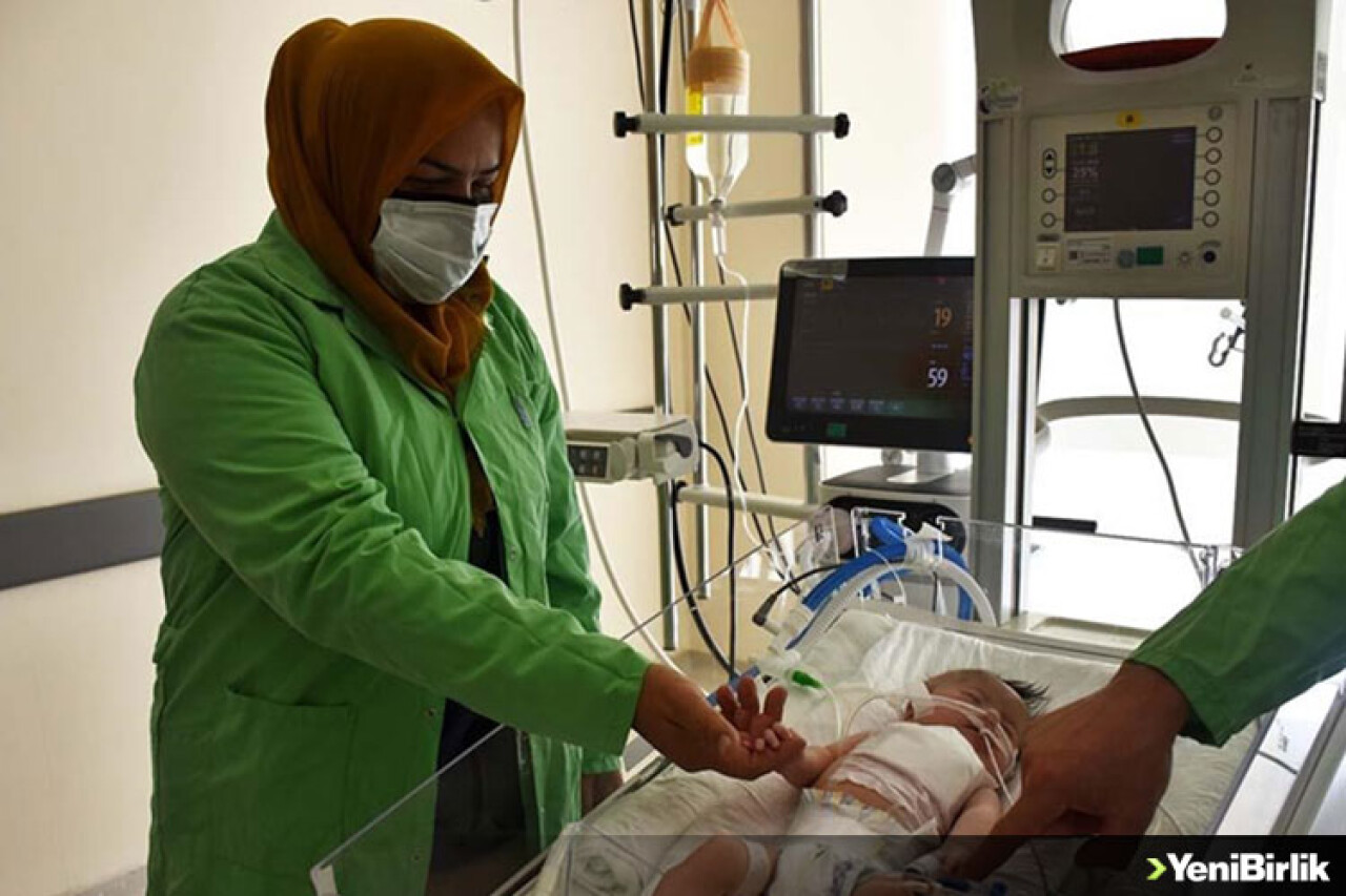 Hamileliğinde Kovid-19'a yakalanan anne bebeğine 1 ay sonra kavuşabildi