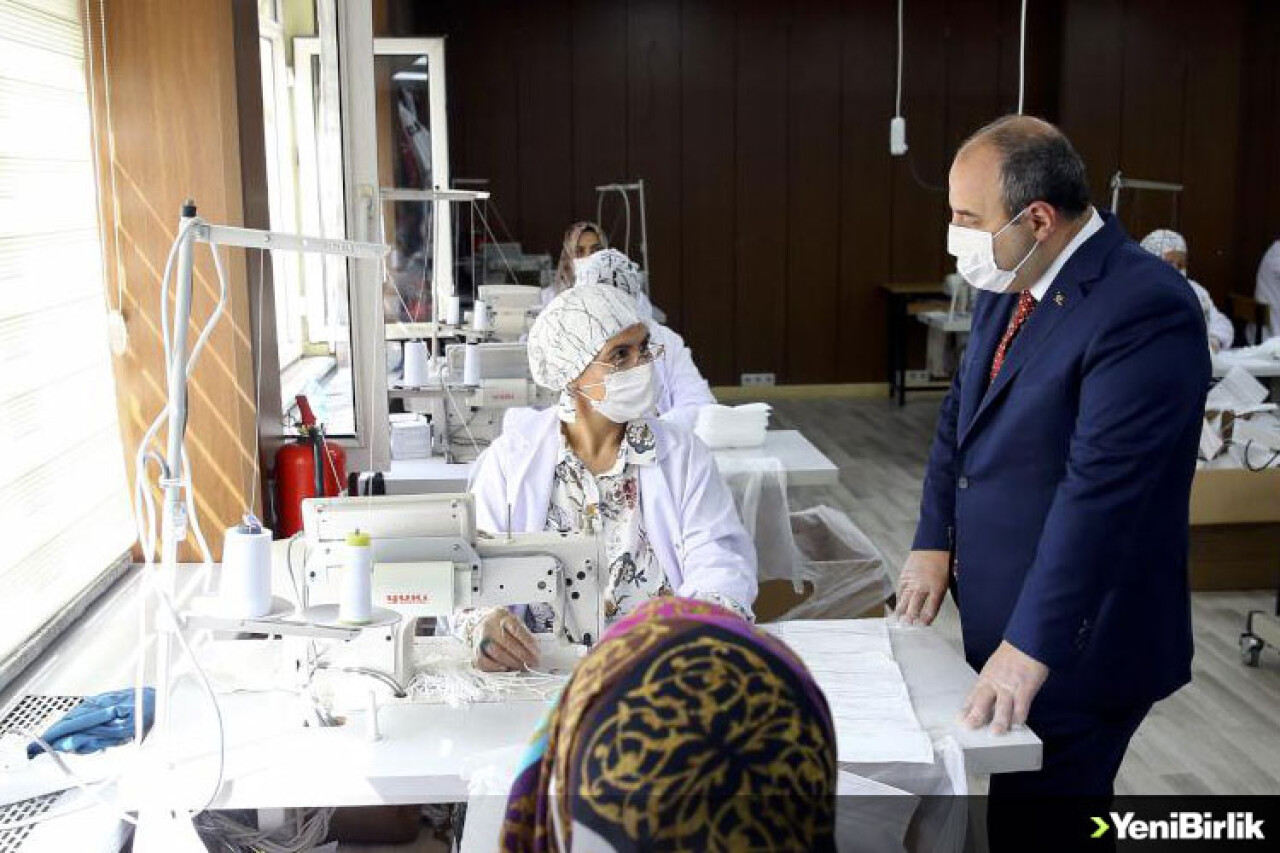 Bakan Varank Kırıkkale'deki maske üretim tesisini ziyaret etti