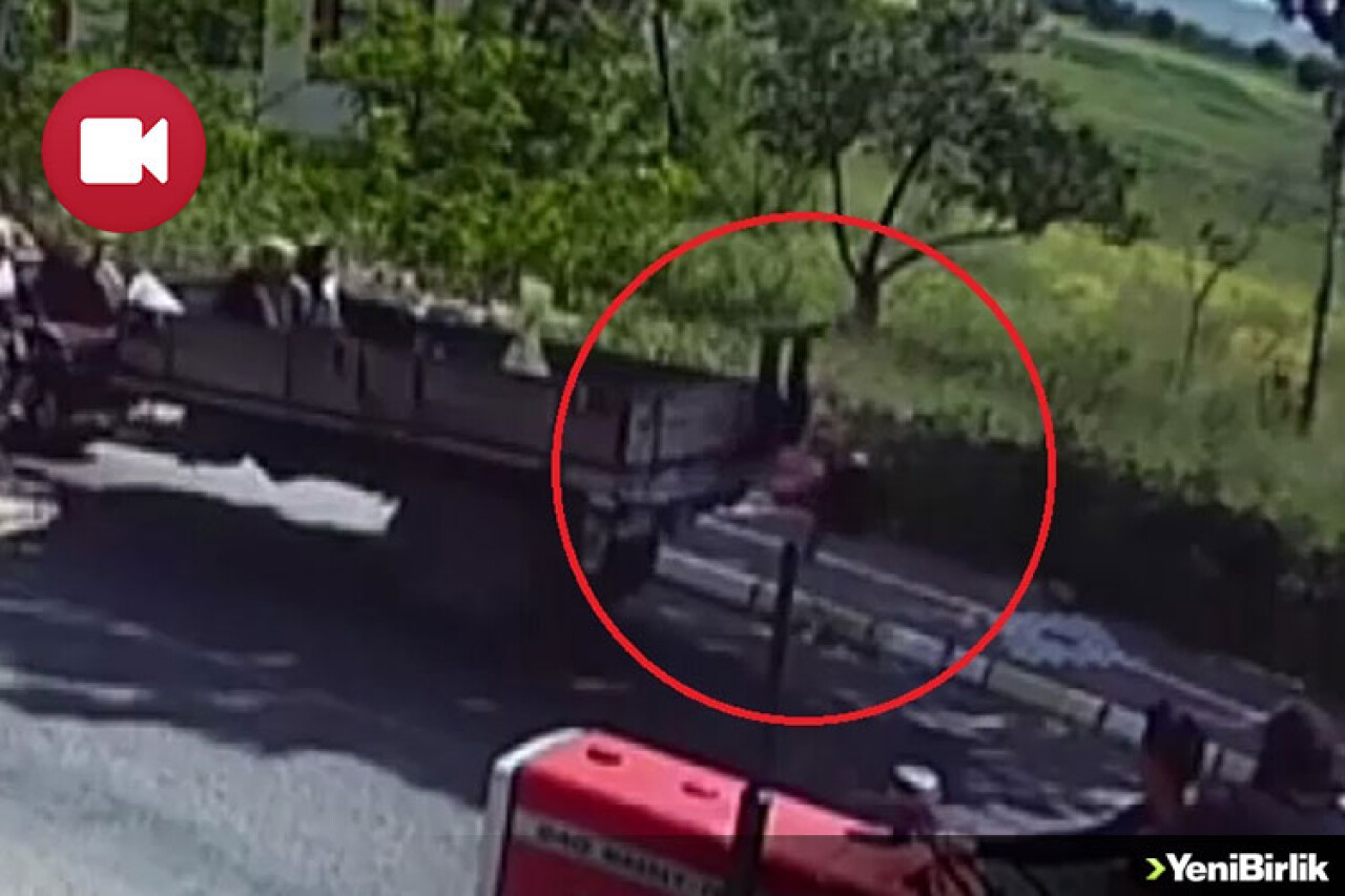 Traktörün Kasasında Ayakta Duran Küçük Kız Yere Düştü