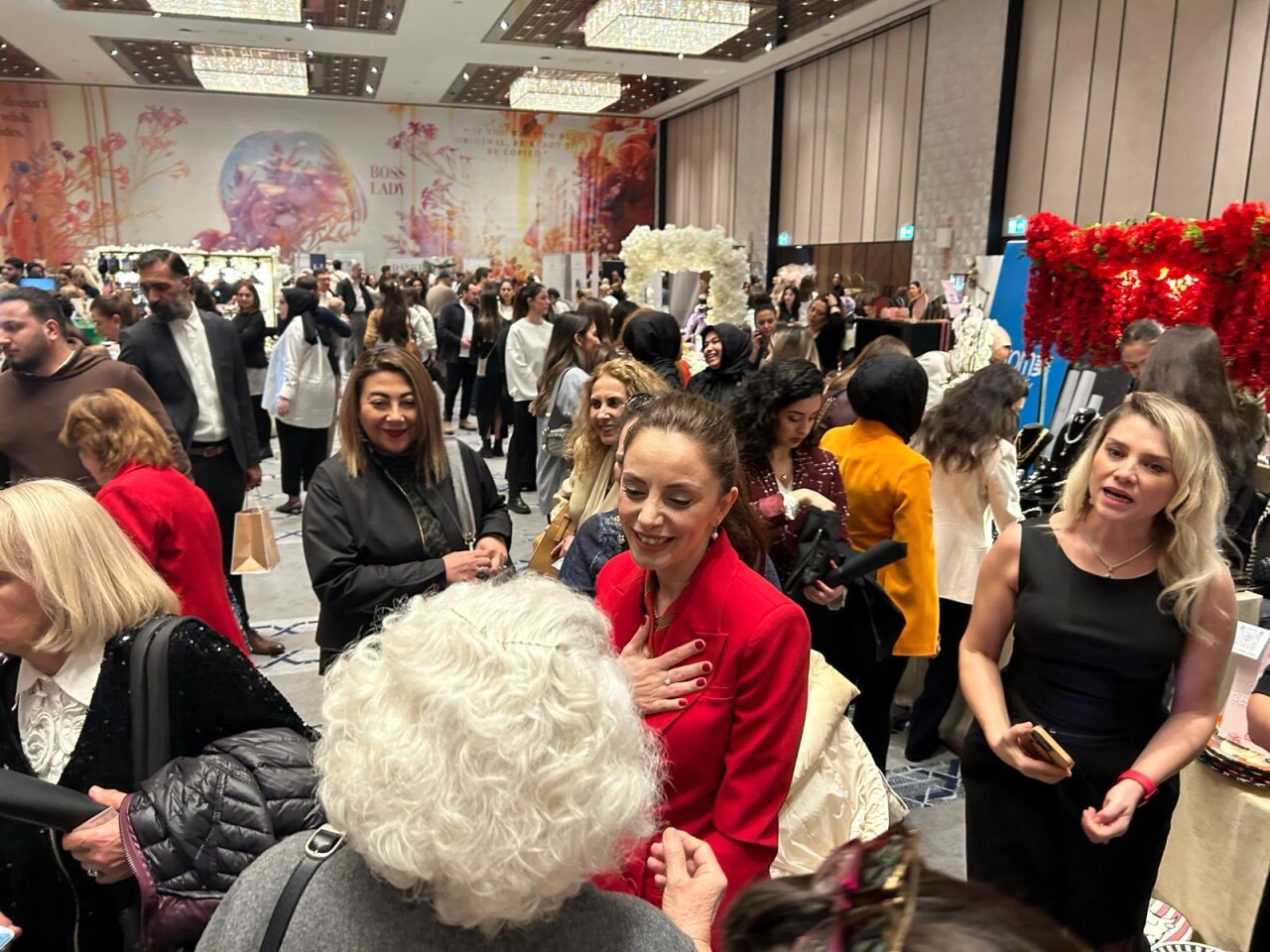BAĞIMSIZ İBB ADAYI HÜLYA KAVUZLU'DAN ''WOMANS SHOPPING GALA''YA ZİYARET