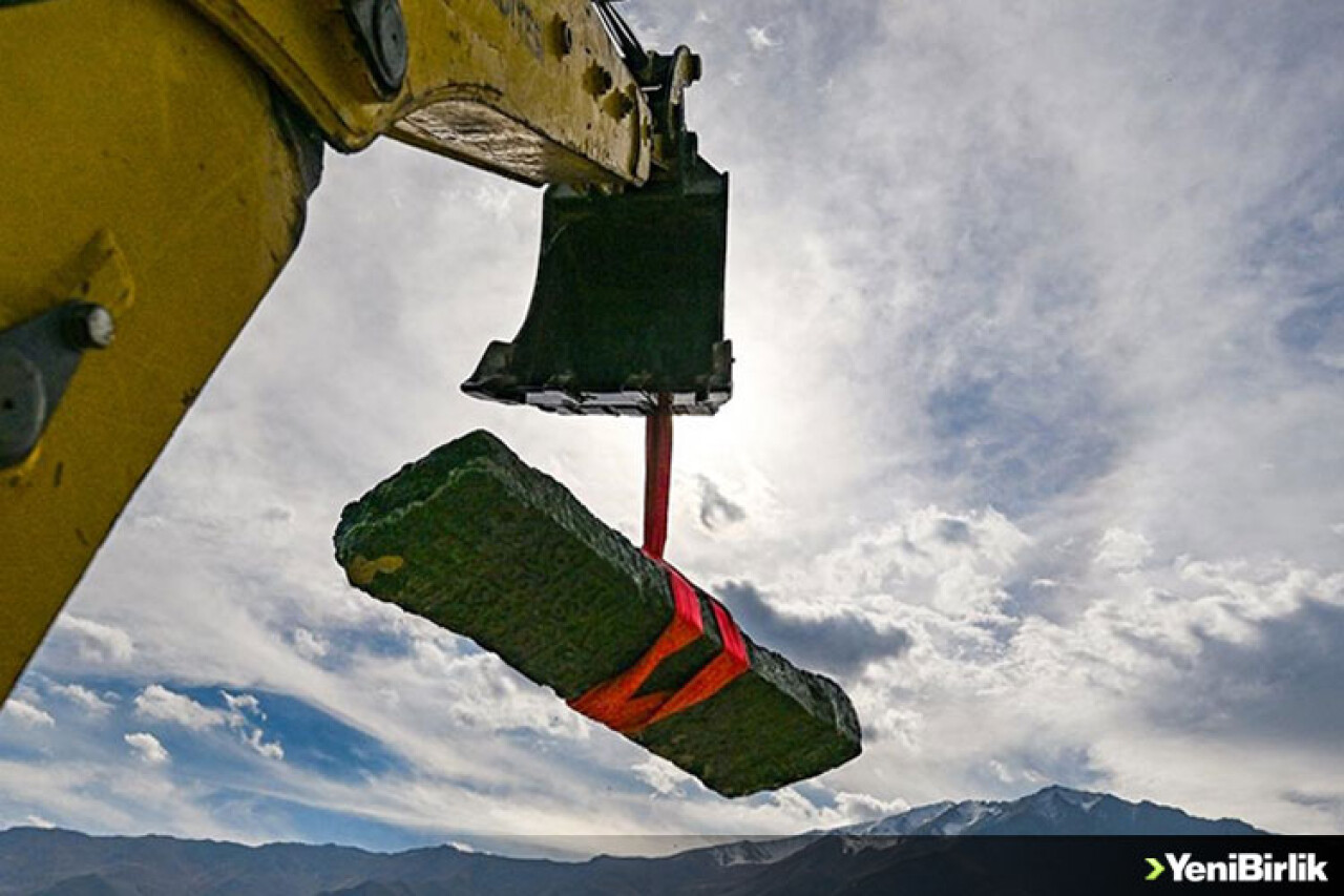Van Gölü'nün çekilmesiyle ortaya çıkan Selçuklu mezar taşları koruma altına alındı