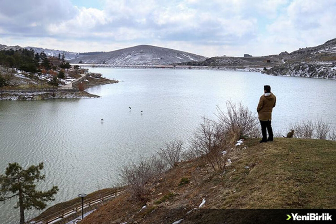 Türkiye'nin en az yağış alan bölgelerinden Konya Ovası'nda kar bereketi yaşanıyor