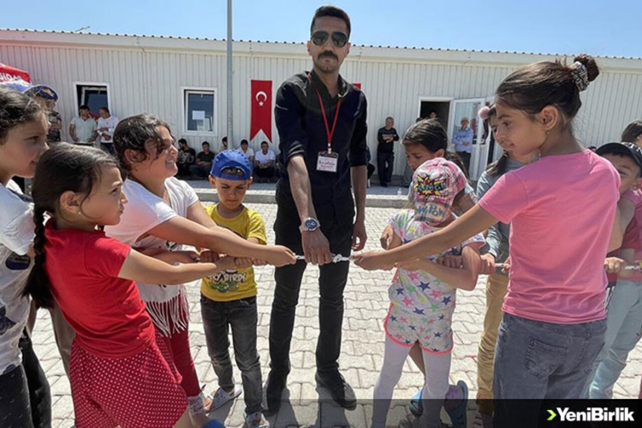 Ahıska Türkü çocukların yüzü gönüllü öğretmenlerin masallarıyla gülüyor