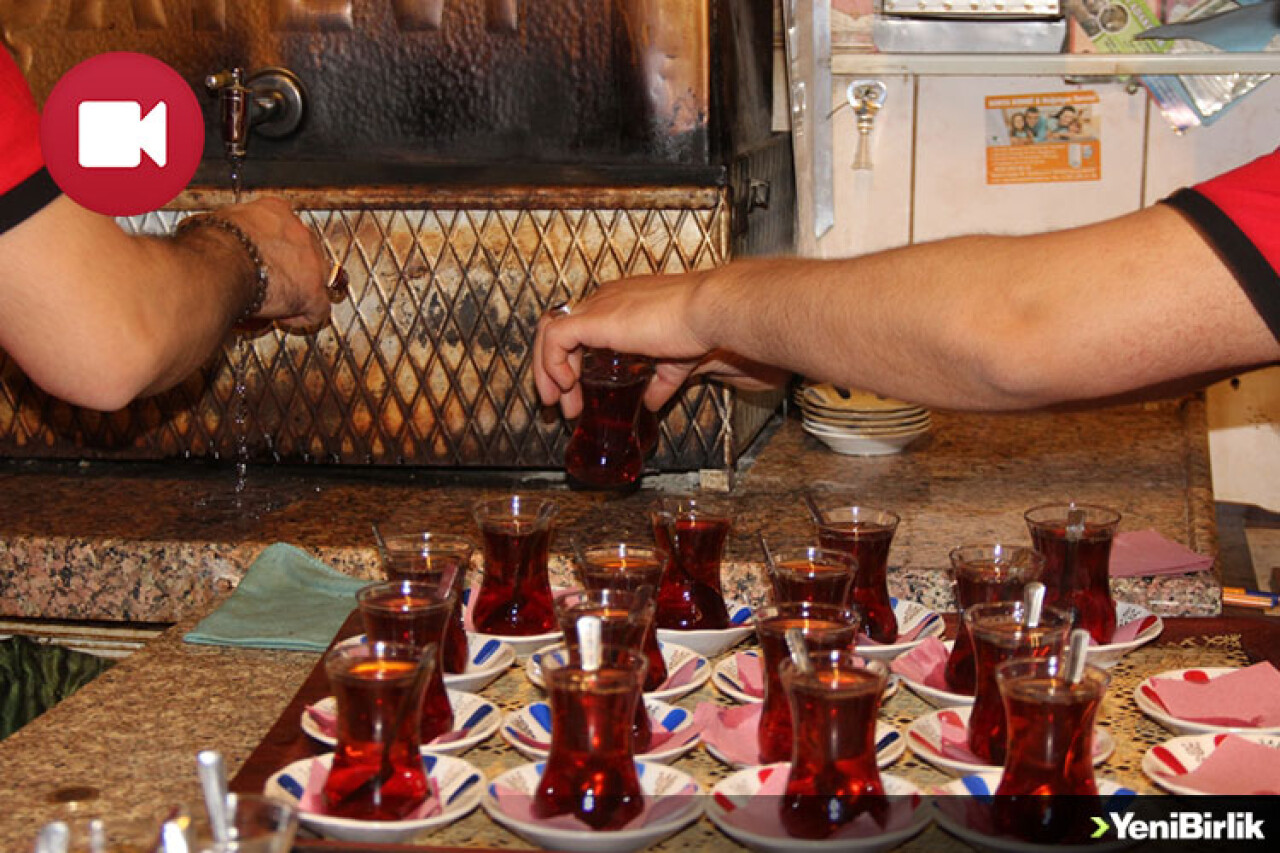 İftar İle Sahur Arasında Közde Çay Keyfi Yapıyorlar