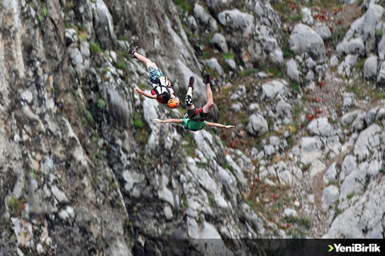 500 Metreden Atladılar: Havada Taş, Kağıt, Makas Oynadılar