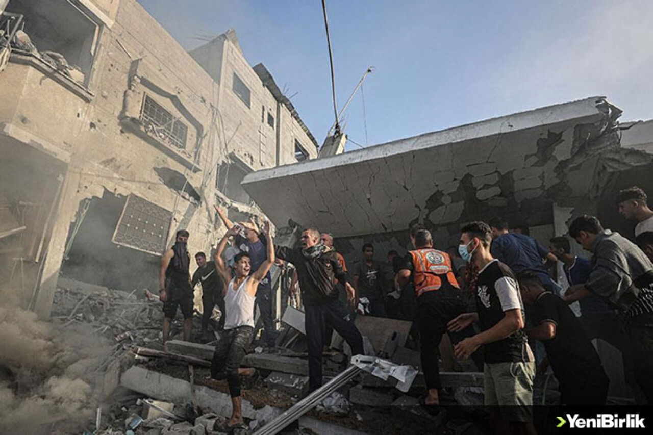 İsrail, savaşın ikinci ayına girerken Gazze'deki sivillerin üzerine bomba yağdırmayı sürdürüyor