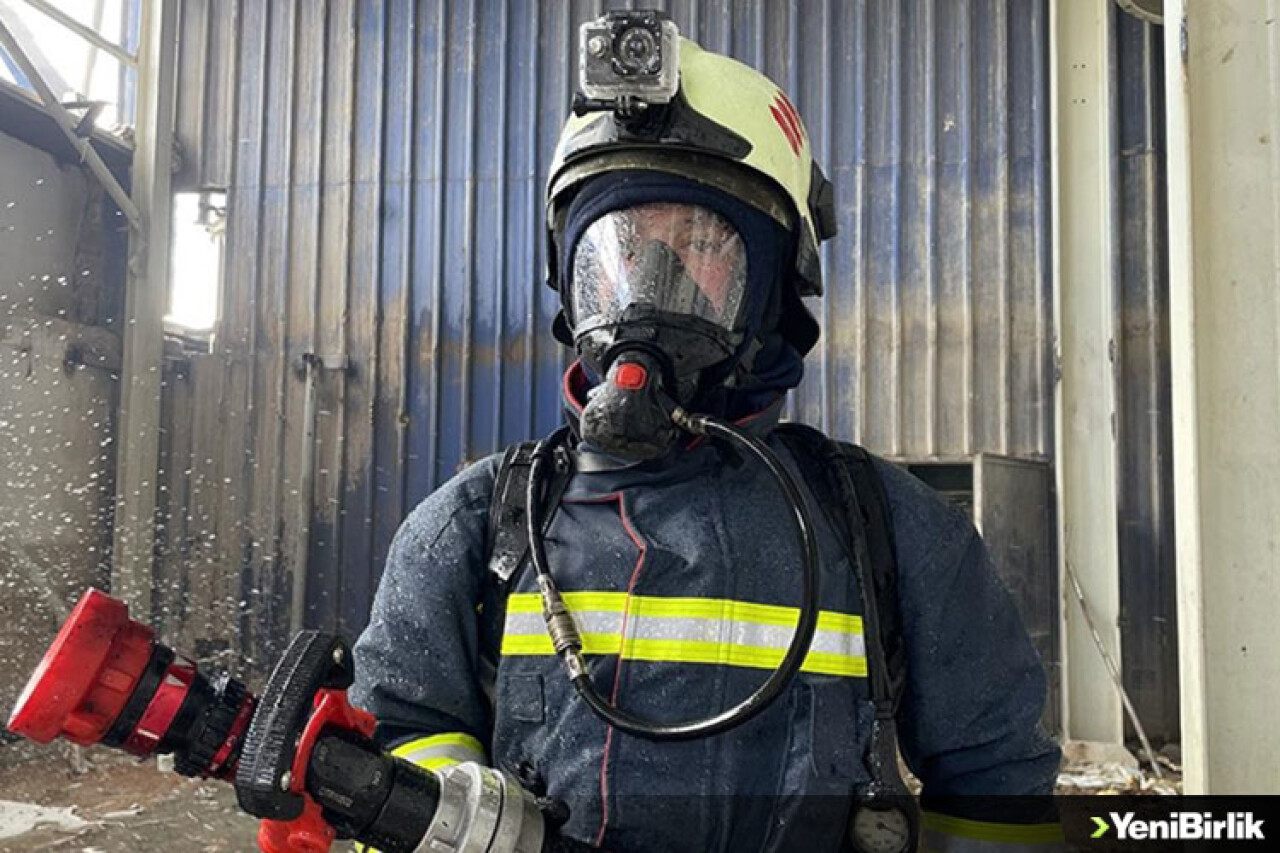 Babalarının izinden giden üç itfaiye eri alevlere müdahale ediyor