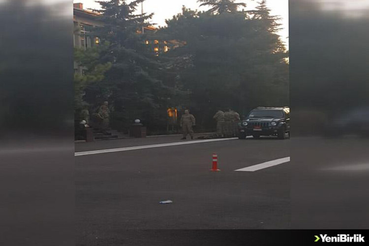 Darbeci Teğmenler Ahmet Bican Kırker'i Selamlayarak Teslim Olmuş