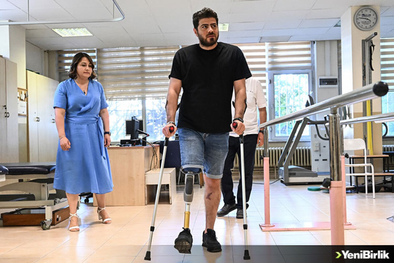 Depremde bacağını kaybeden genç, 5 ay sonra ilk adımlarını attı
