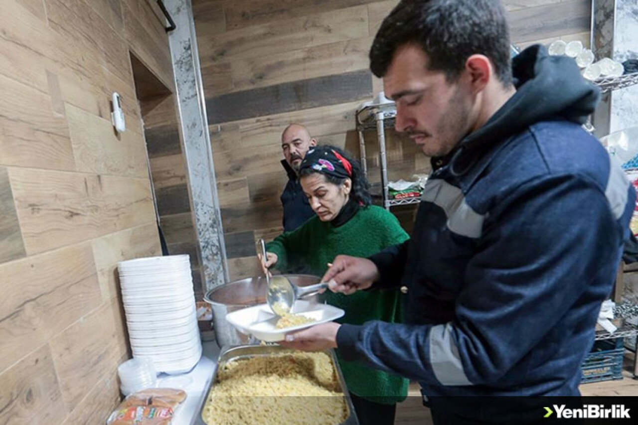 Depremzedelere evlerini açan Hataylı Güzel kardeşler 3 öğün yemek dağıtıyor