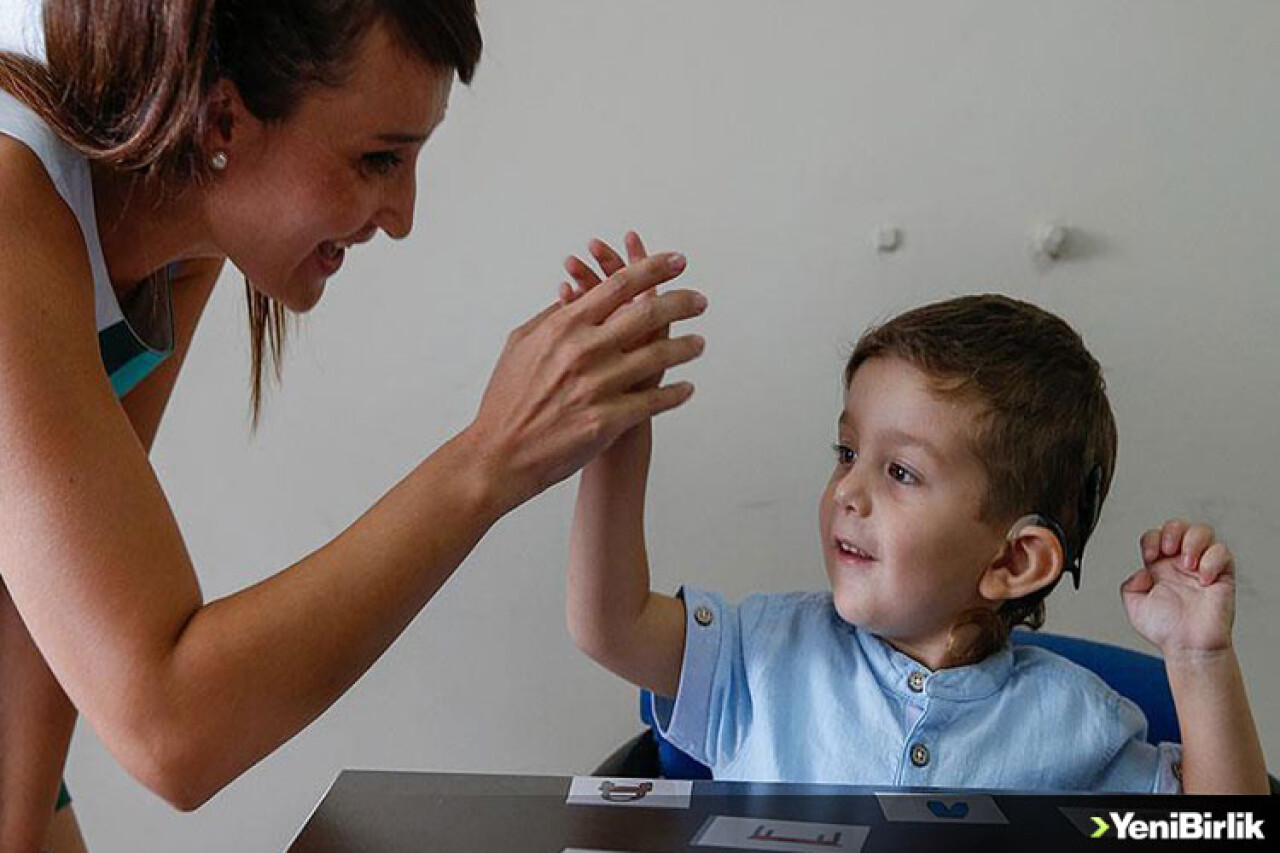 İşitme engelli çocukların ilk 'ses' heyecanı kamerada
