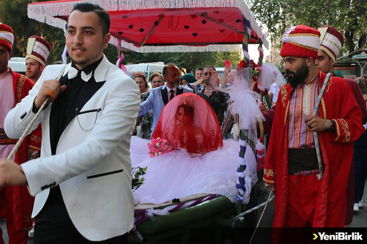 Aşkı İçin Tekneyi Karadan Yürüttü