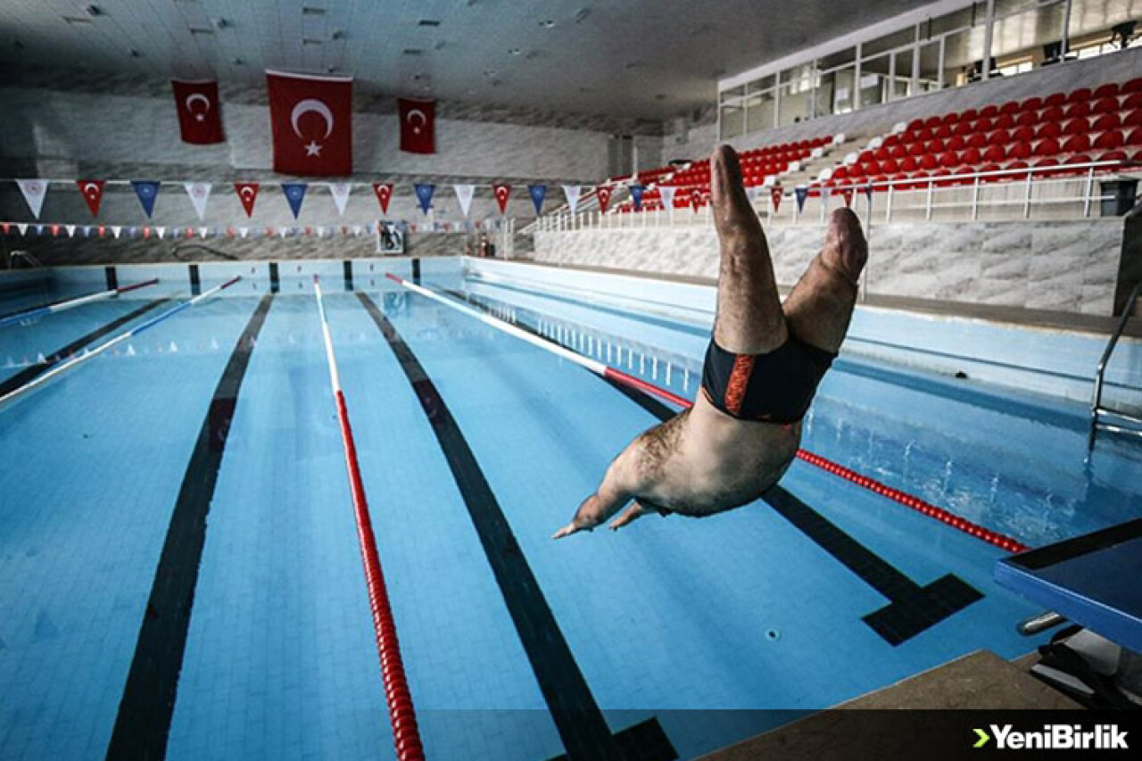 Protezli beden eğitimi öğretmeni, hem okulda hem de havuzda şampiyon yetiştiriyor